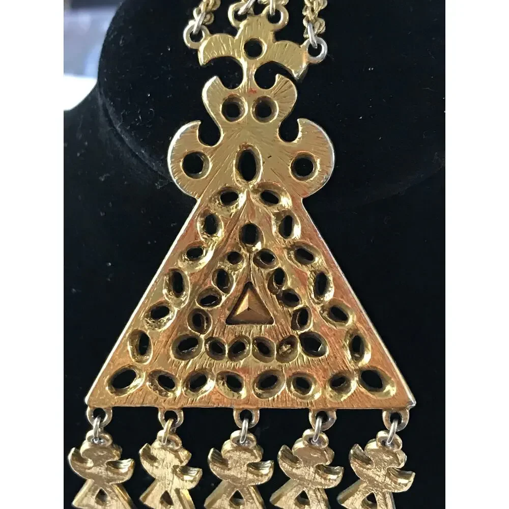Goldette stunning statement