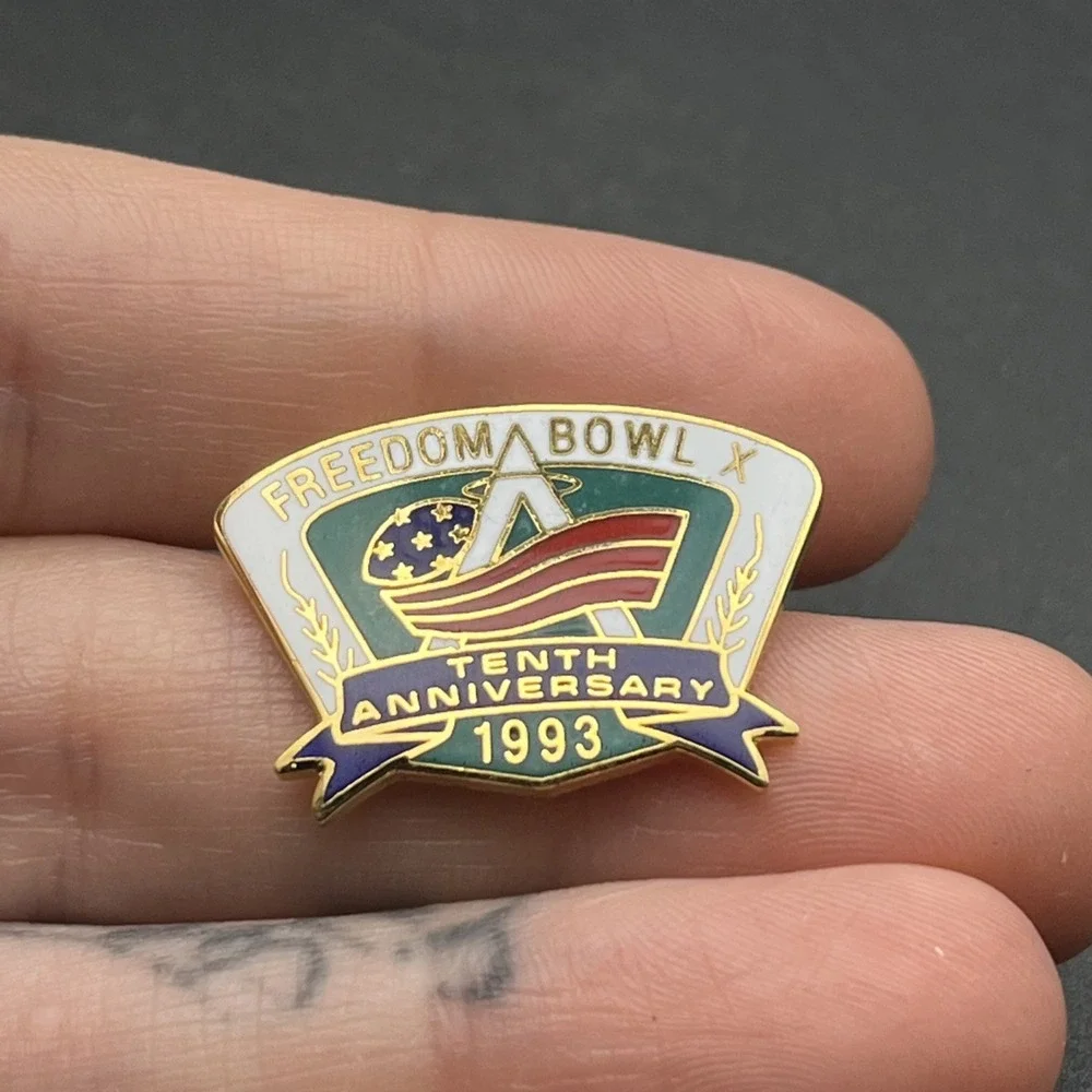 1993 Freedom Bowl X Tenth‎ Anniversary Football Lapel Hat Pin