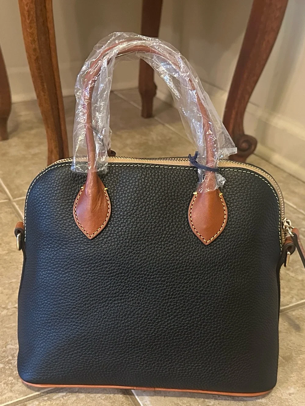 Dooney & Bourke features zip