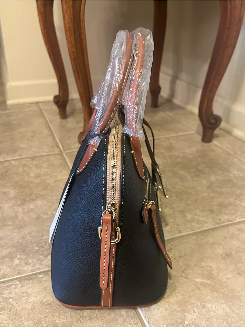 Dooney & Bourke features zip