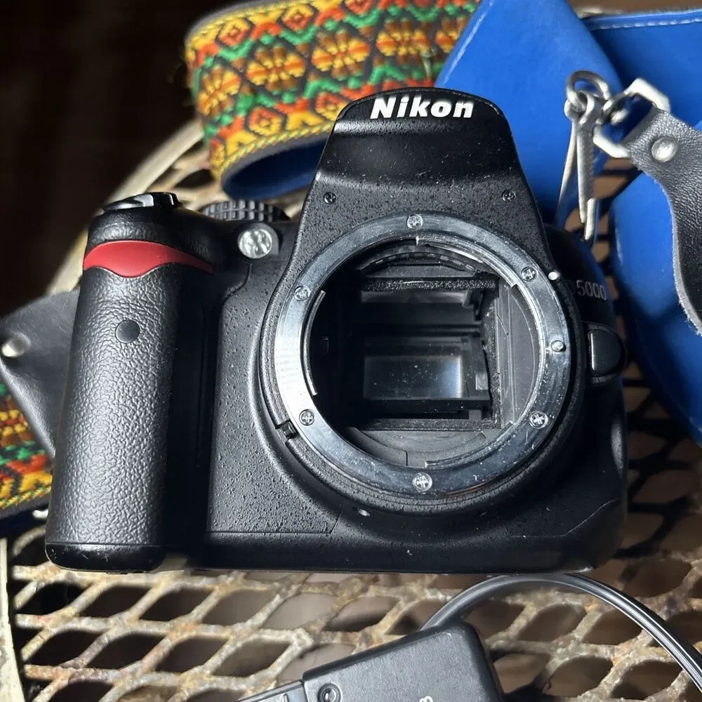 Nikon D5000 DSLR Camera 12.3 MP AF-S 18-55mm VR Lens Tested & Working 16GB Card