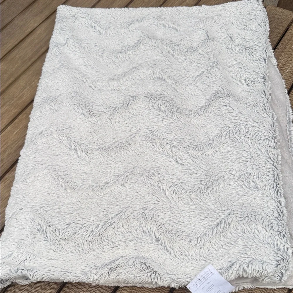West Elm Faux Fur Throw Blanket – Gray Wave Pattern