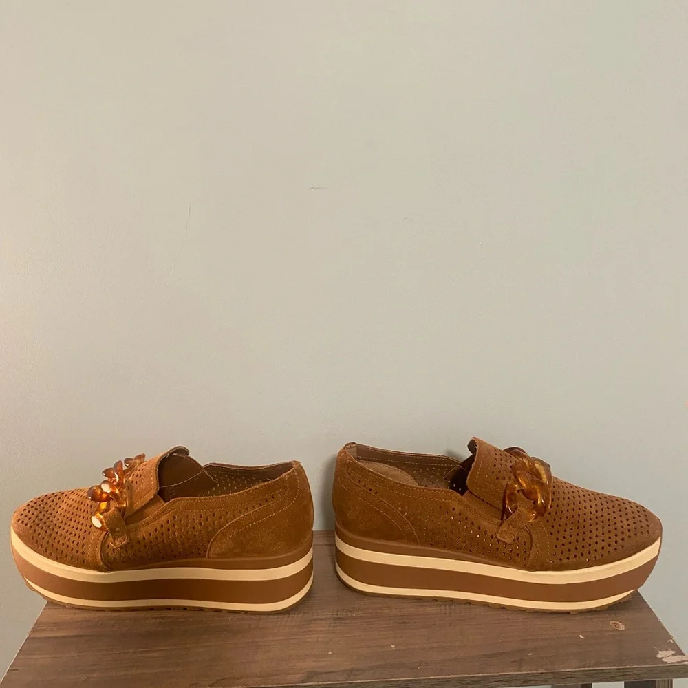 NEW Dolce Vita Jhenee Platform Chain Pecan/Tan Suede SlipOn Shoes Size 8.5 Trend