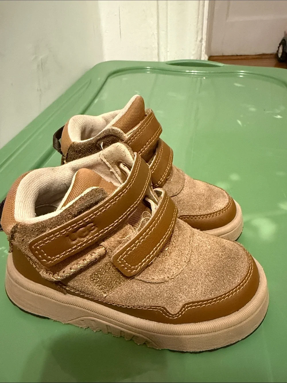 UGG easy off