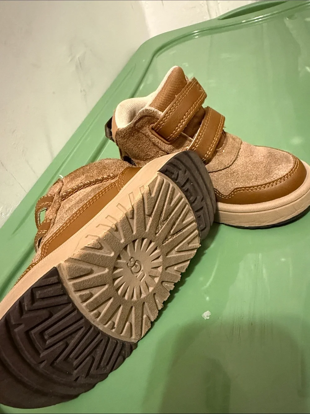 UGG easy off