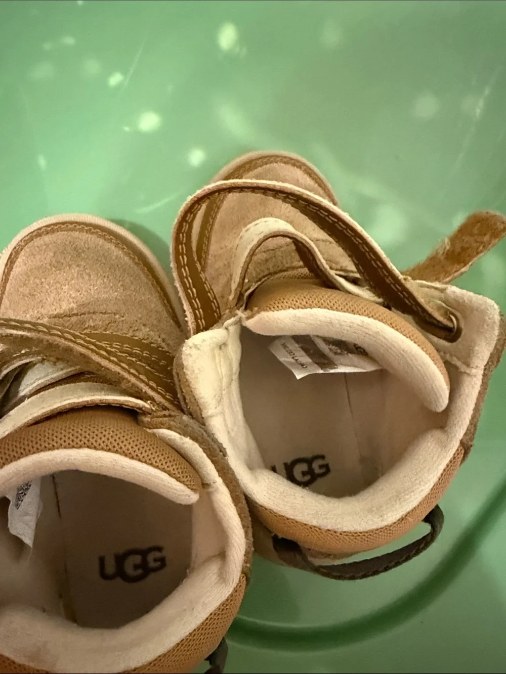 UGG easy off