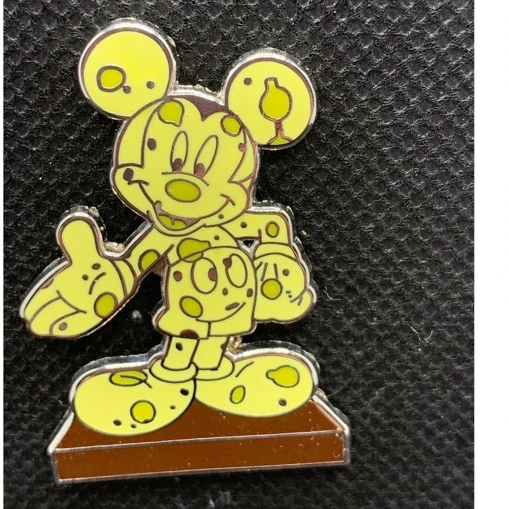 2009 Mickey Mouse Statue Disney trading pin
