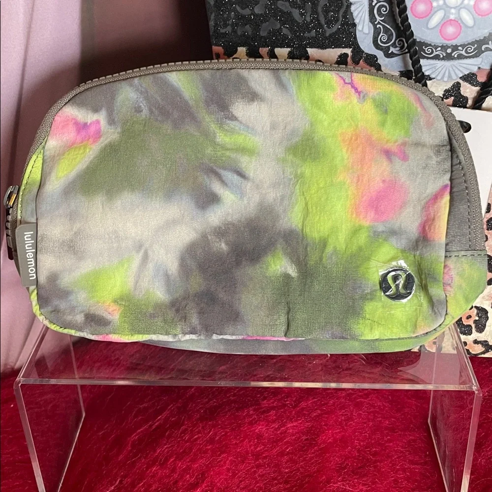 LULULEMON EVERYWHERE 1LTR HYPER TIE-DYE MULTI ROVER BELT BAG GREEN PINK & GRAY
