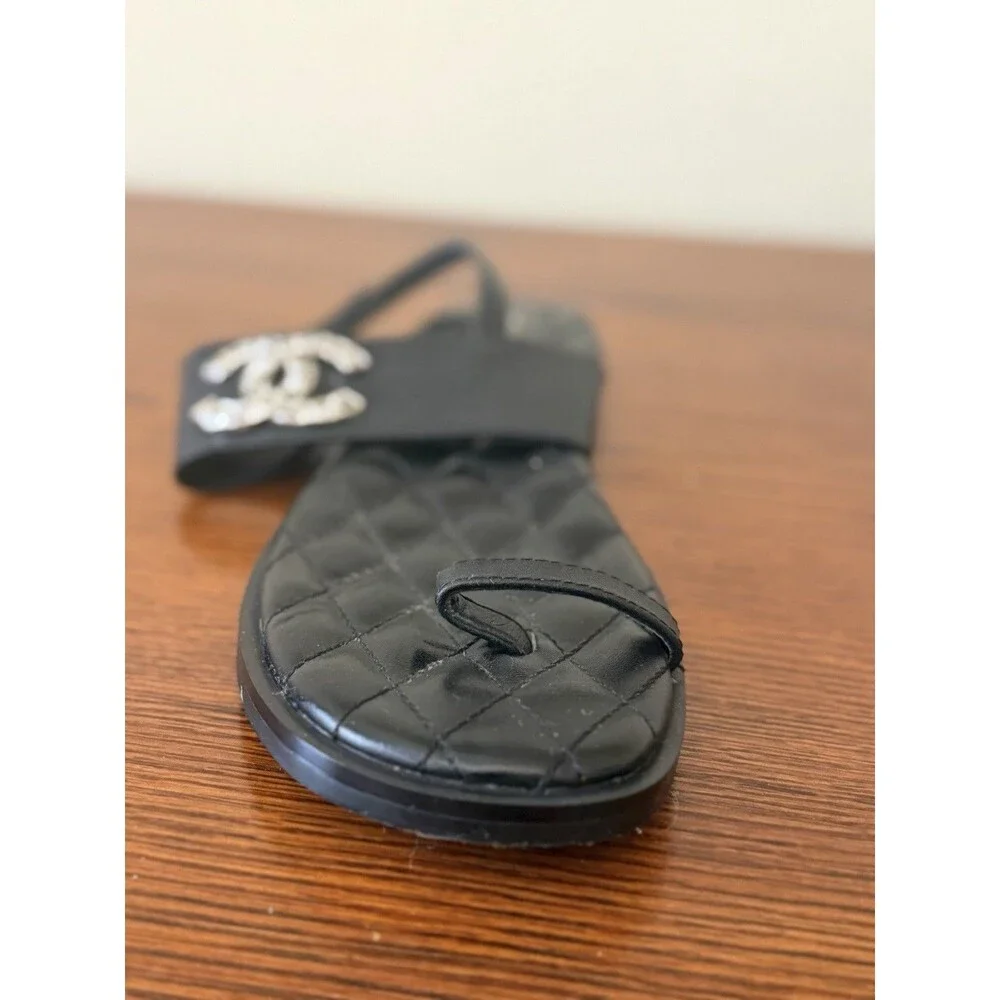 CHANEL authentic quilted