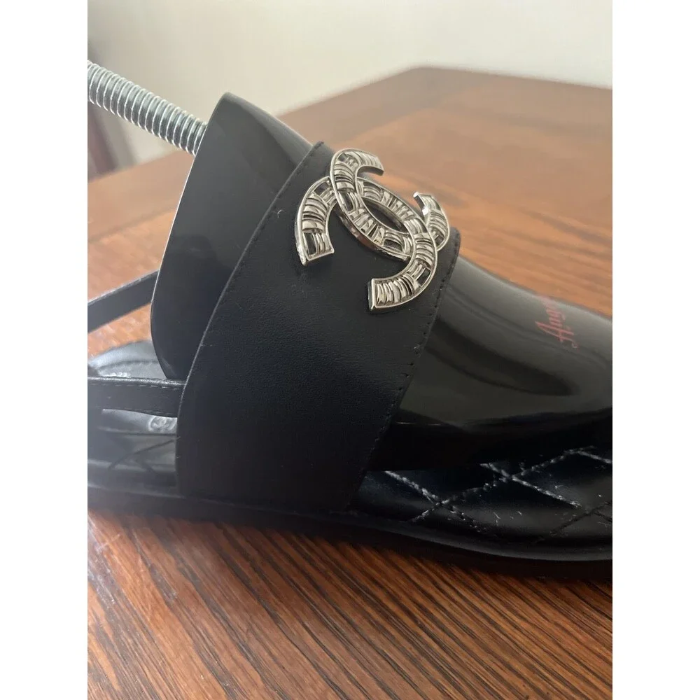 CHANEL authentic quilted