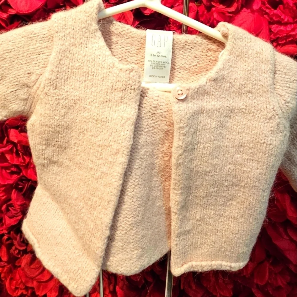 Gap 6-12 months sweater, missing loop to latch button