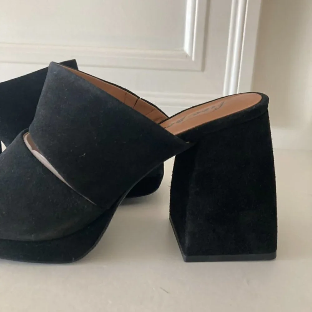NWOB Free People Love Is Everywhere Black Suede Platform Sandals Sz 40/10