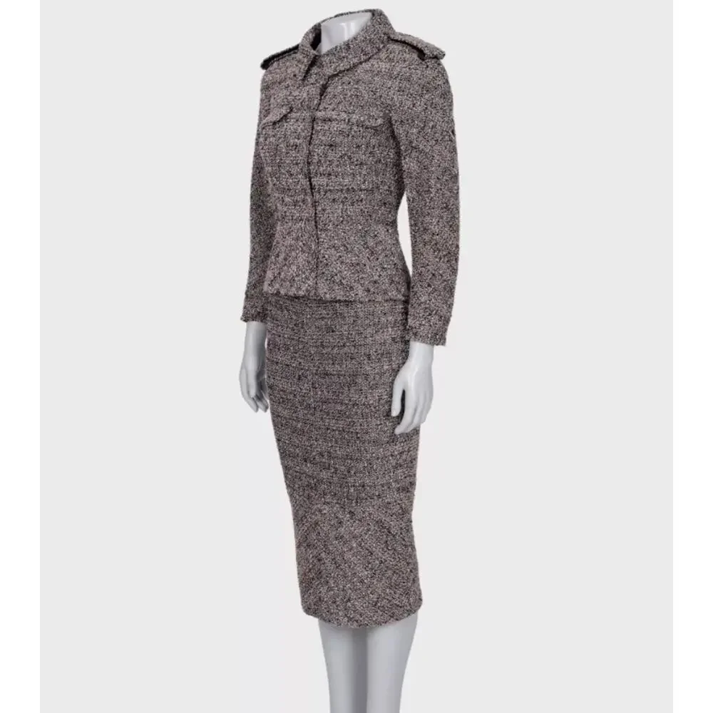CHANEL elegant bouclé