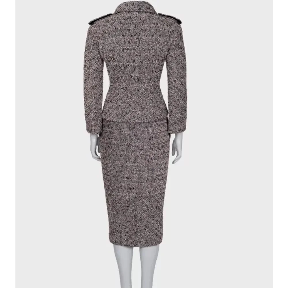 CHANEL elegant bouclé