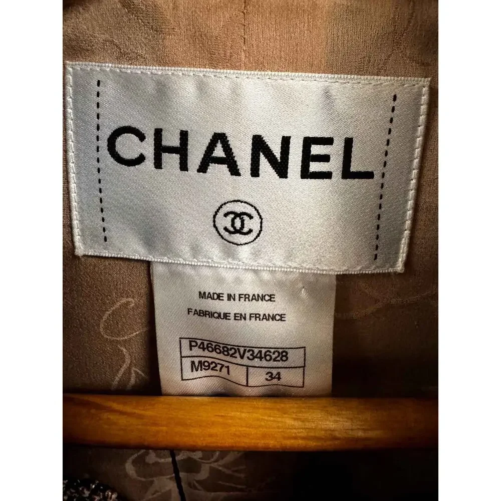 CHANEL elegant bouclé