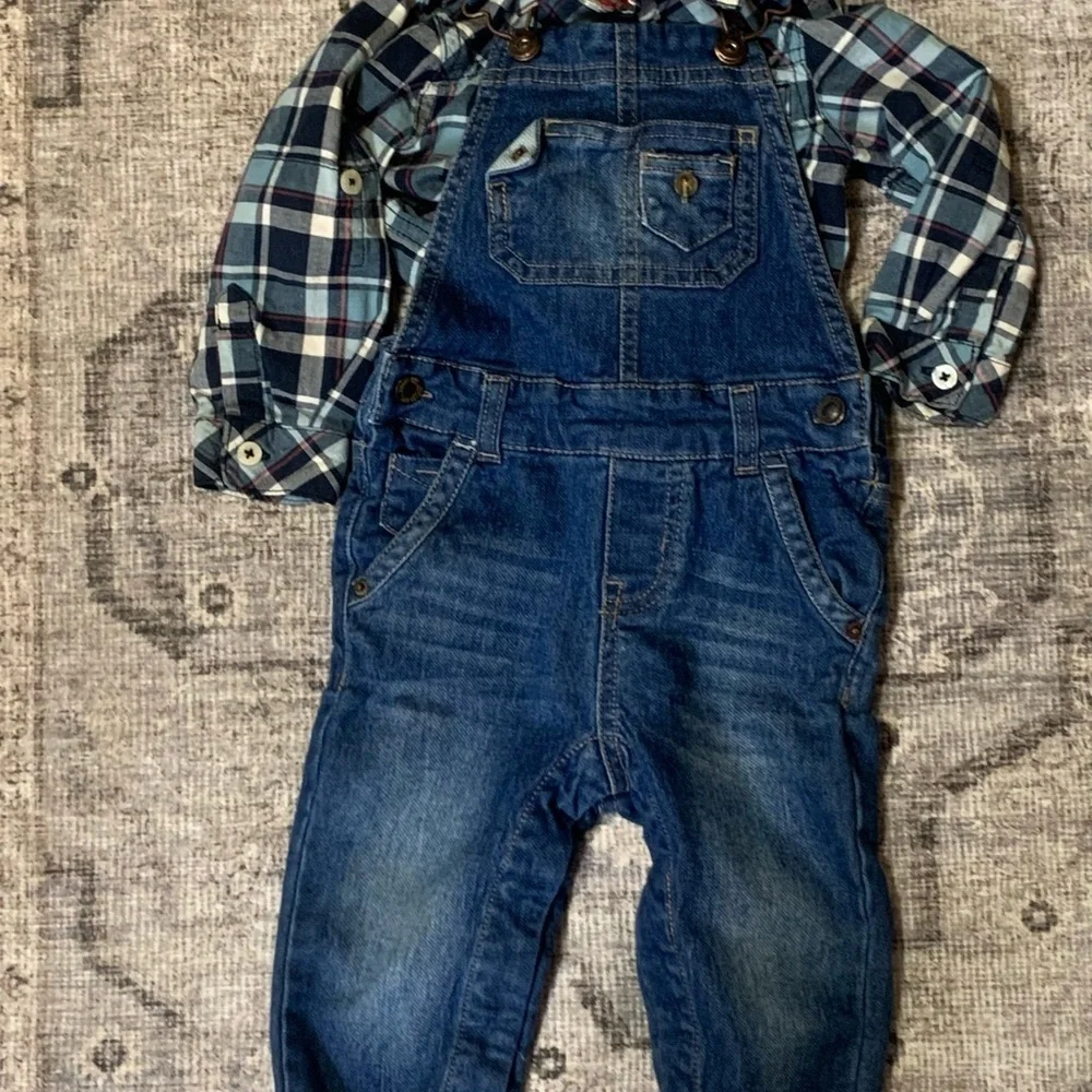 💙 Vintage 18M Denim Overalls & Plaid Shirt Set – Retro Baby Outfit 💙