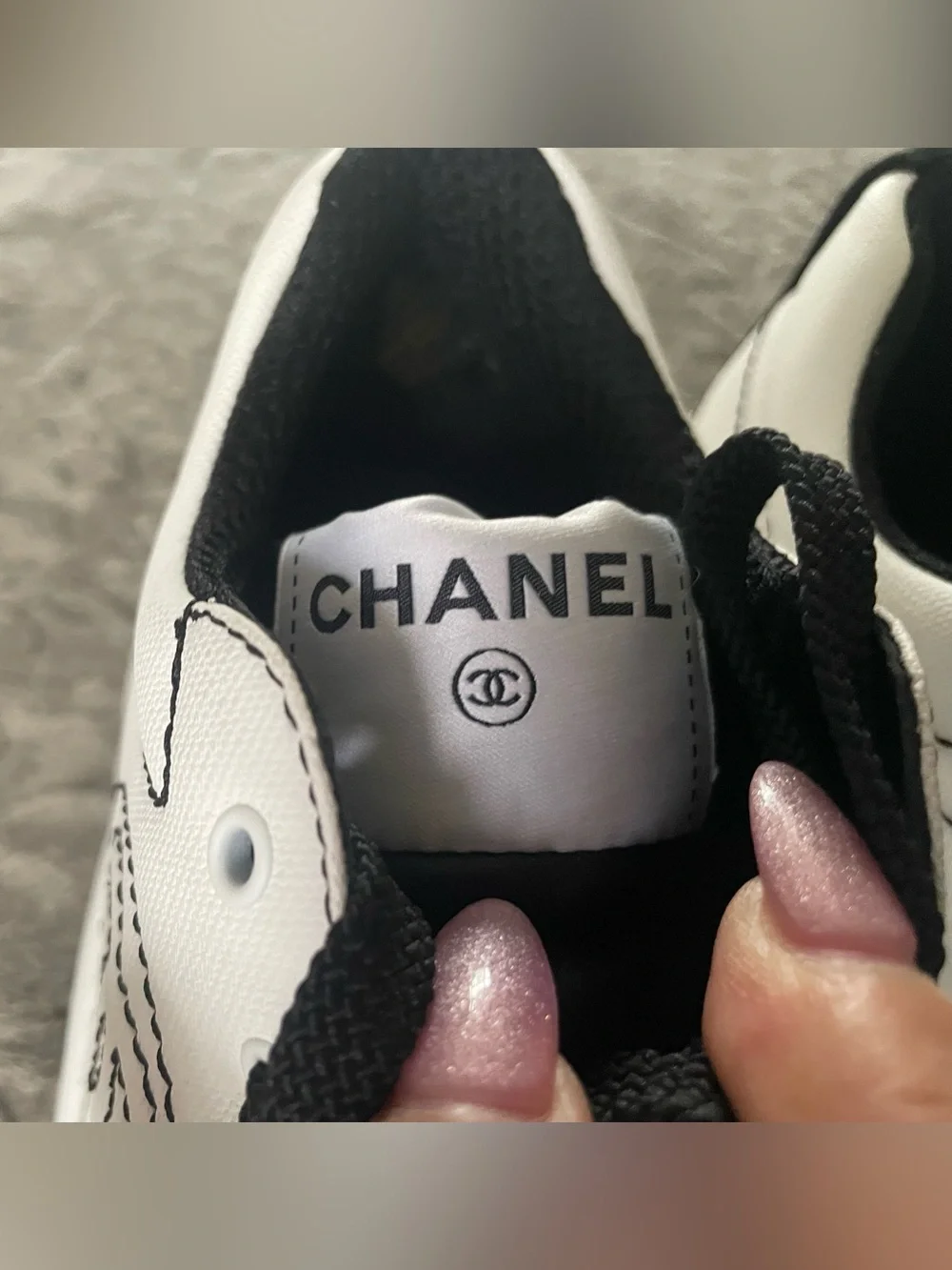 CHANEL contrast sides accents