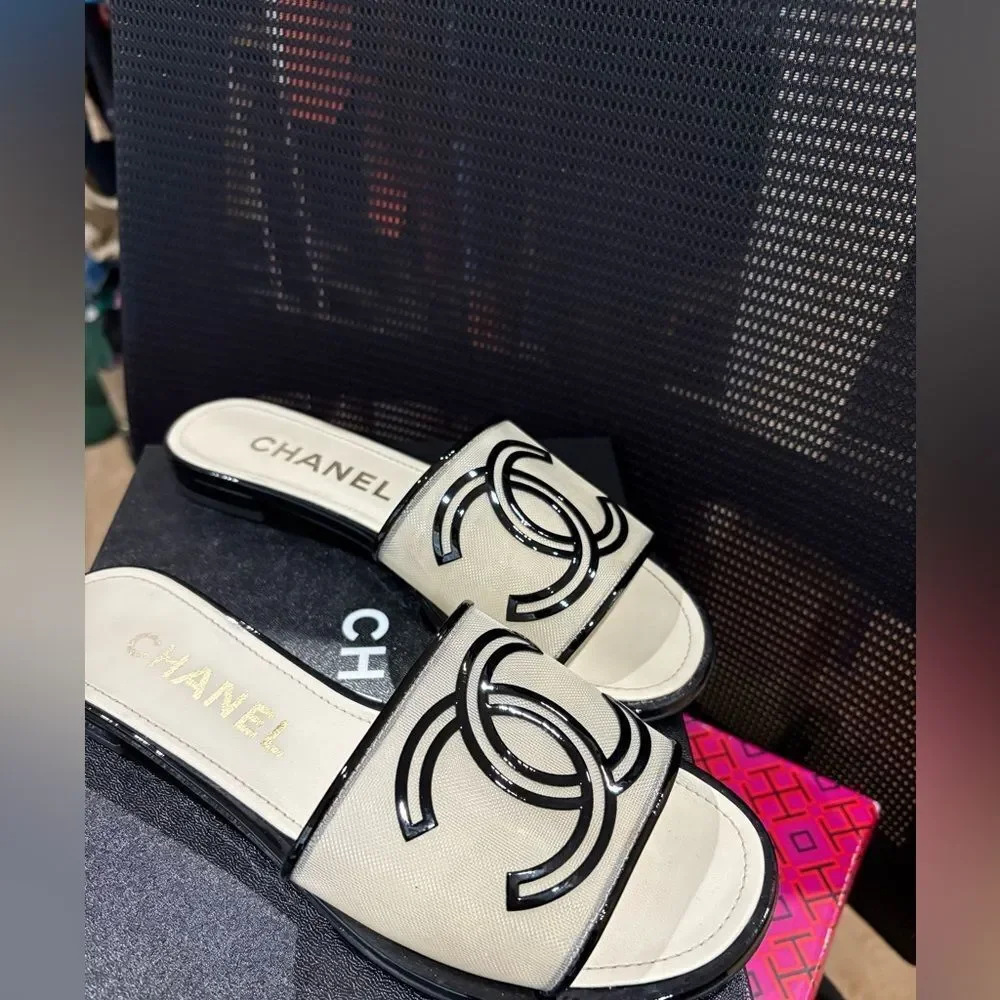 CHANEL elegant slide