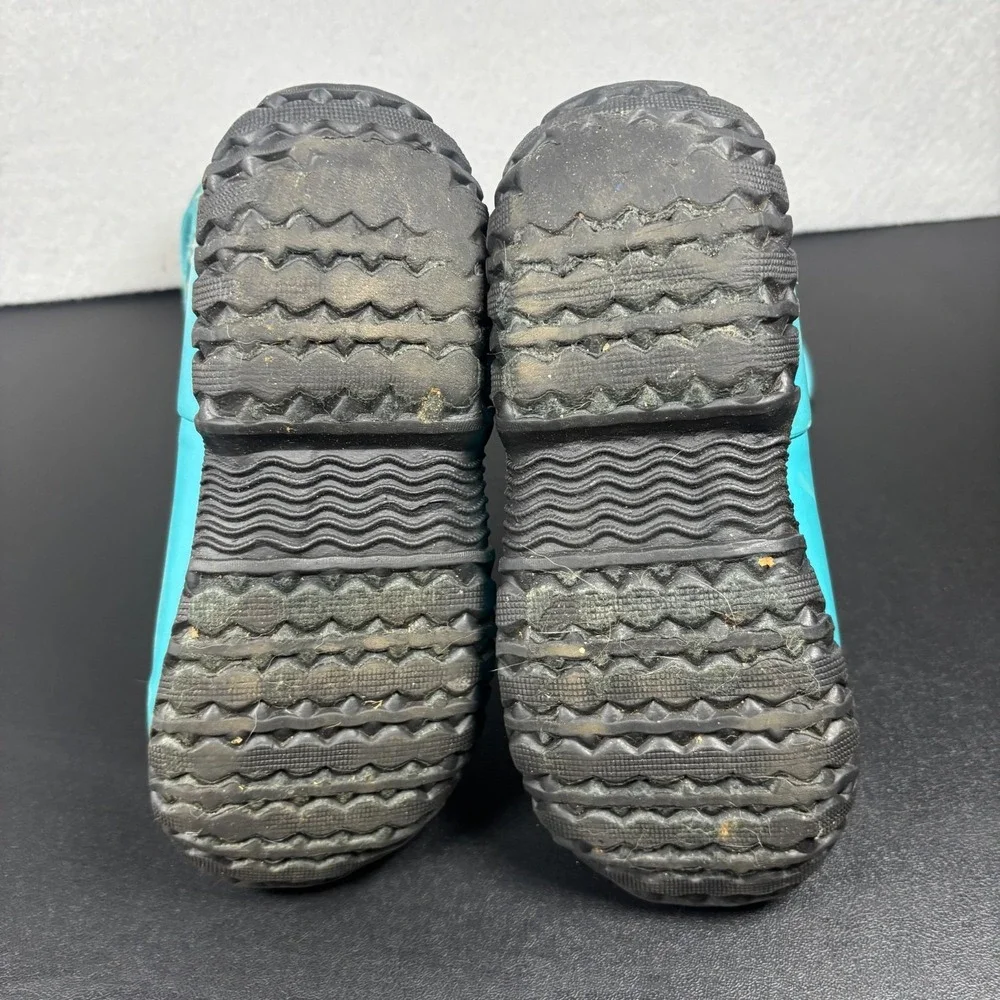 Bogs details present wear