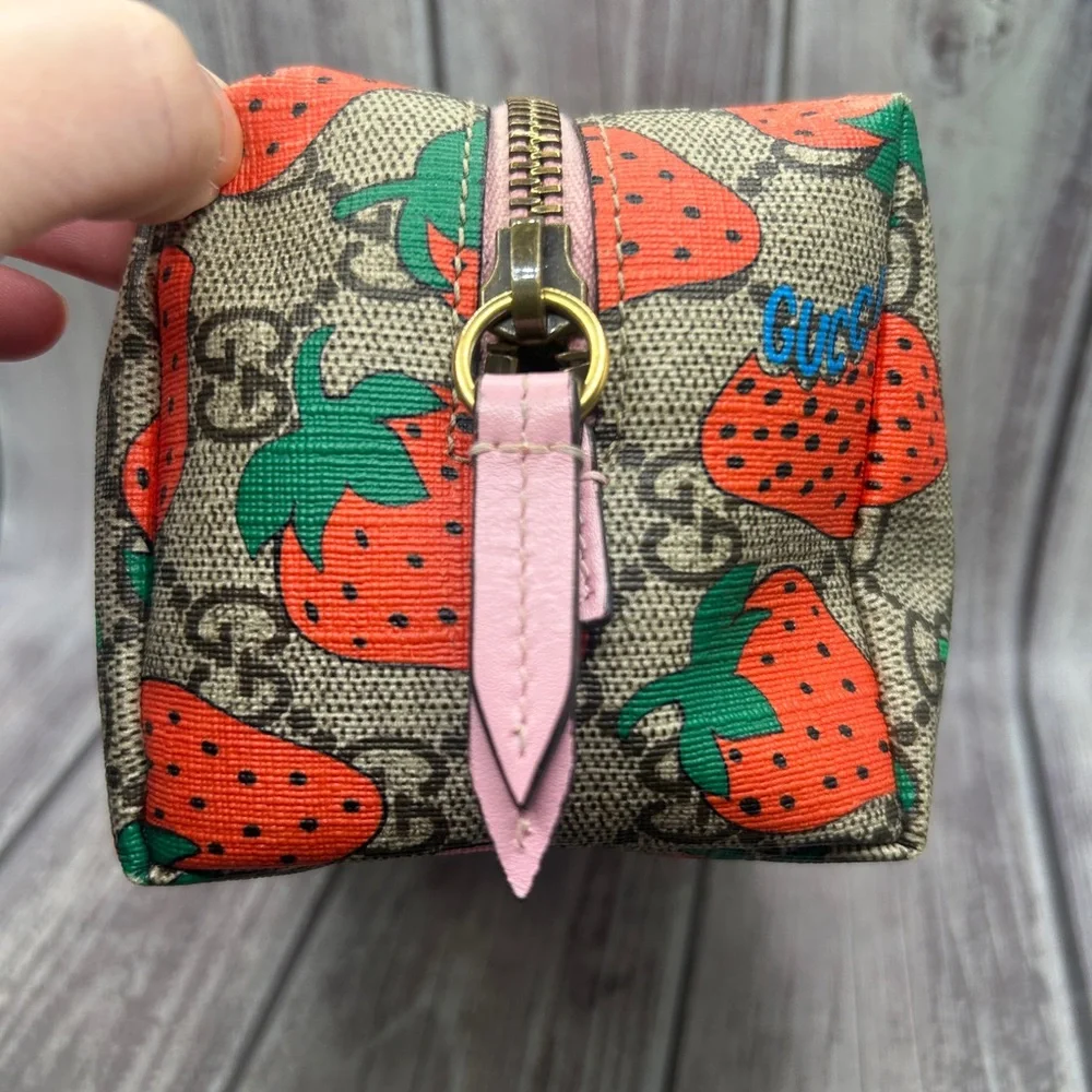 🍓GUCCI Strawberry GG Supreme Large Cosmetic Bag Pouch Limited Edition RARE