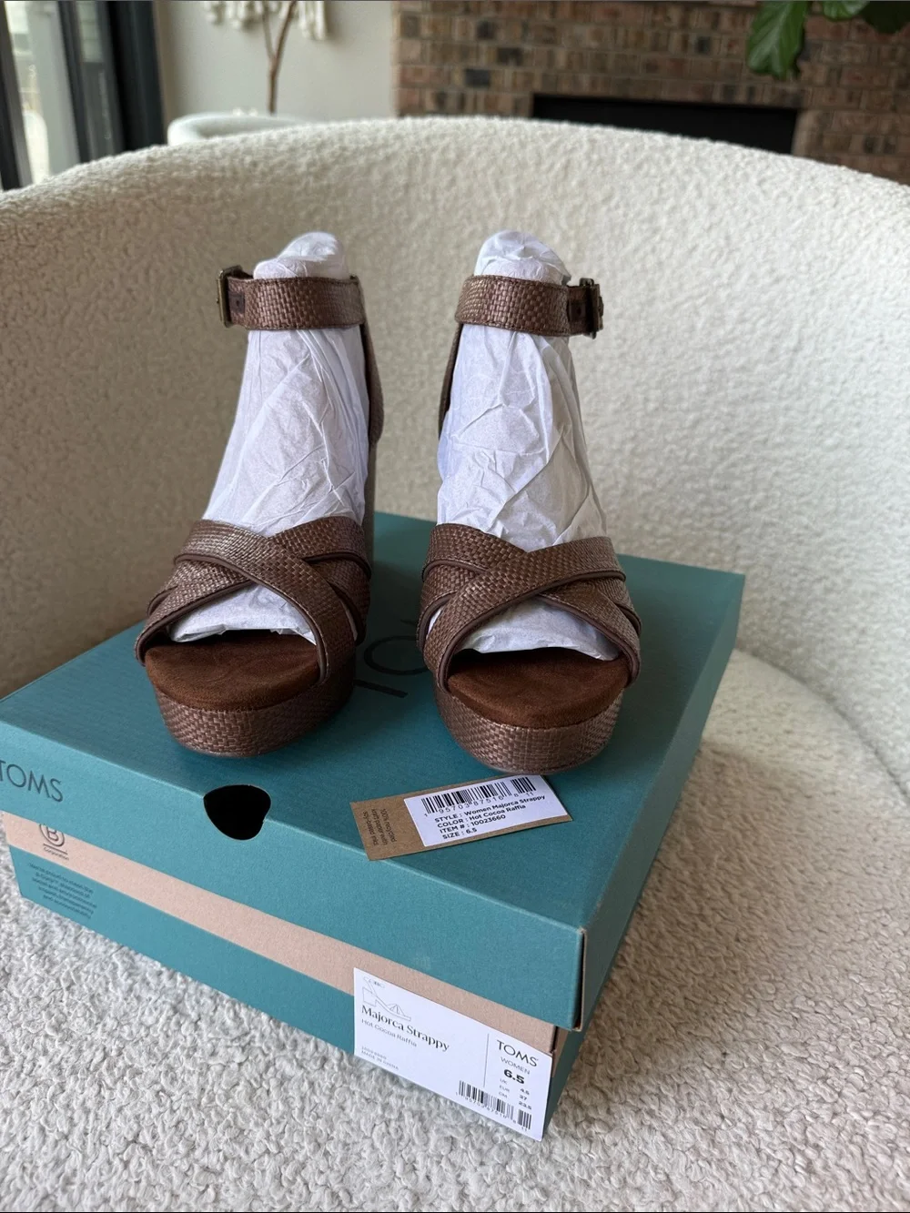 Toms closure rubber featuring