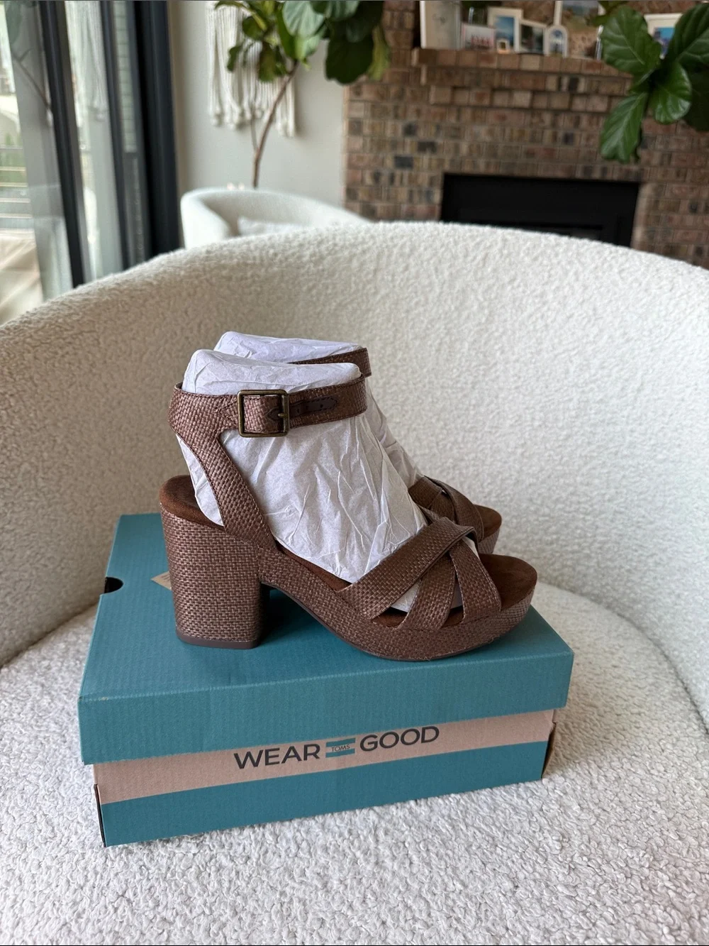 Toms secure size sandal