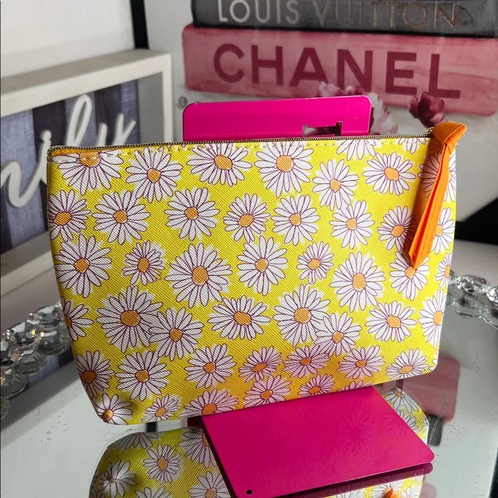 NWOT Motivational “Believe you can” Daisy Cosmetic Bag - Yellow