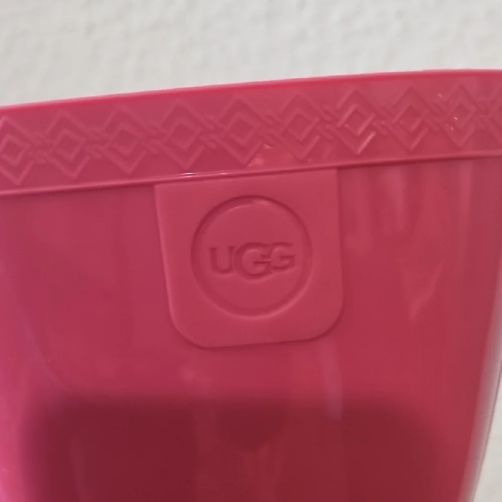UGG bright pink