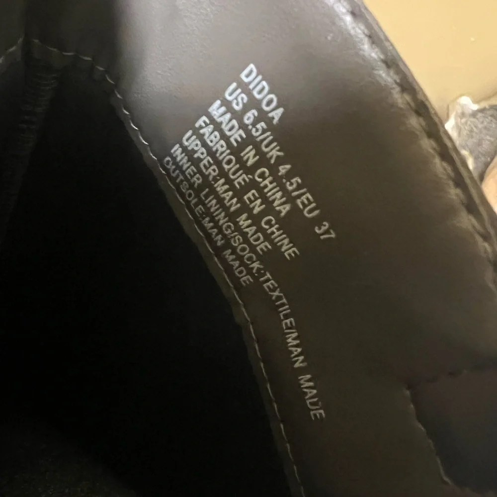 DIDOA GRAY KNEE HIGH SIZE 6.5 LADIES BOOTS. ZIPPER ON BOTH SIDES. 1-1/8” HERL