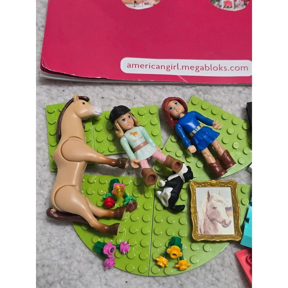American Girl Nicki's Horse Stables Mega Bloks Construction Set DPK85 Figures