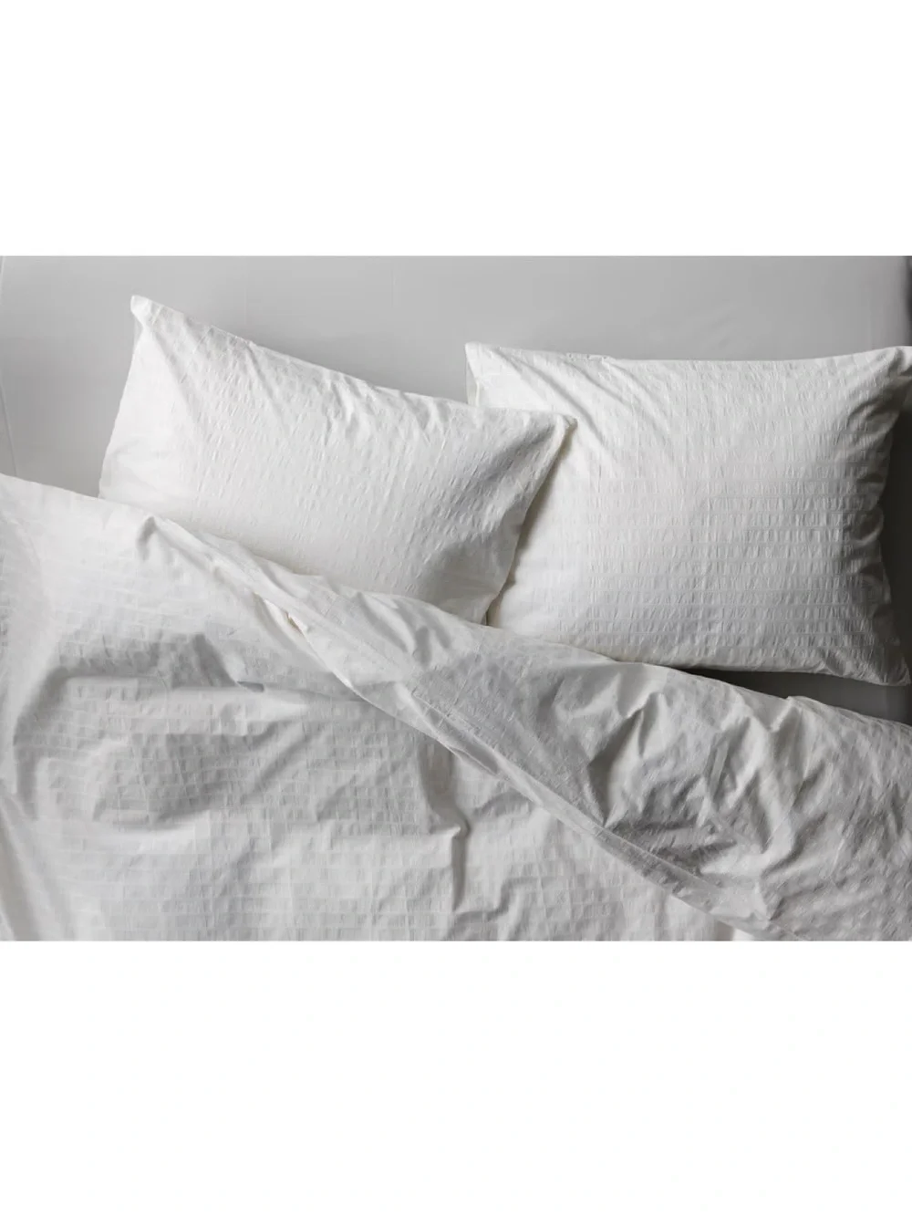 White Comforter Full/Queen Set with Off White Decorative Cushion Covers