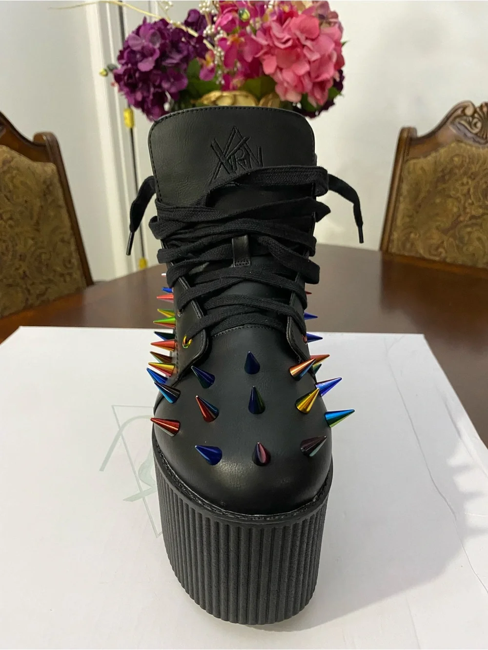 Kaos striking black
