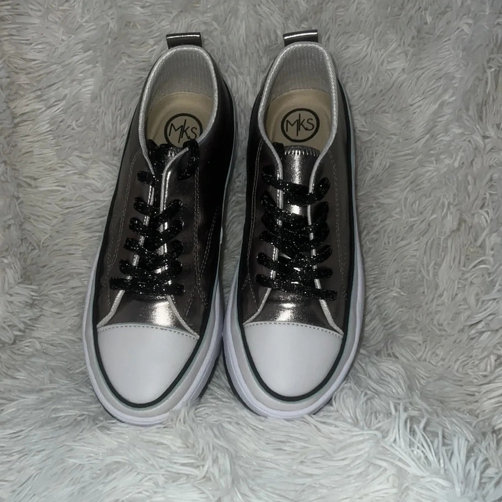 MKS brand new.‎ Size 6