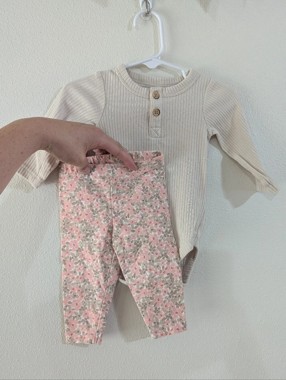 NWOT Floral & Cream Outfit Sz 3-6m