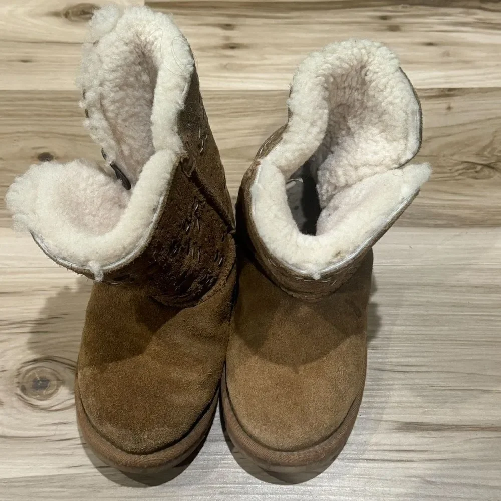 UGG bailey button