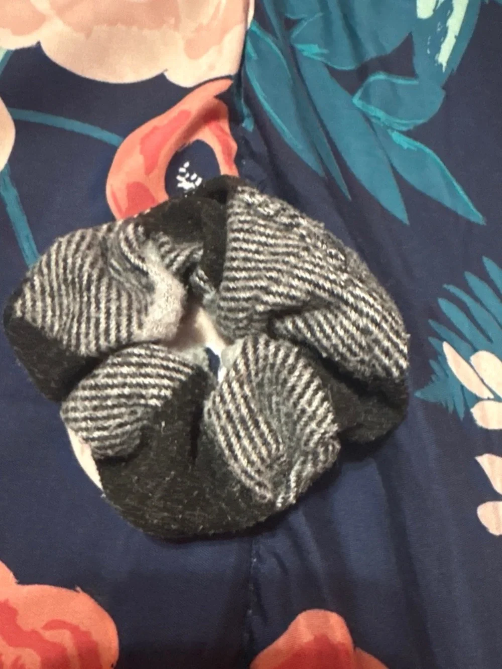 Black and gray scrunchie