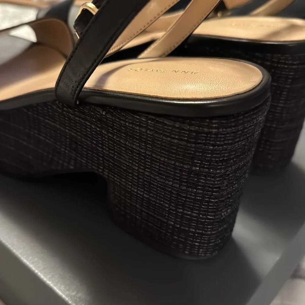 Ann Taylor footbed sandals leather