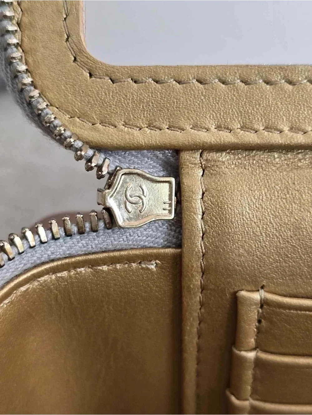 CHANEL compact quilted