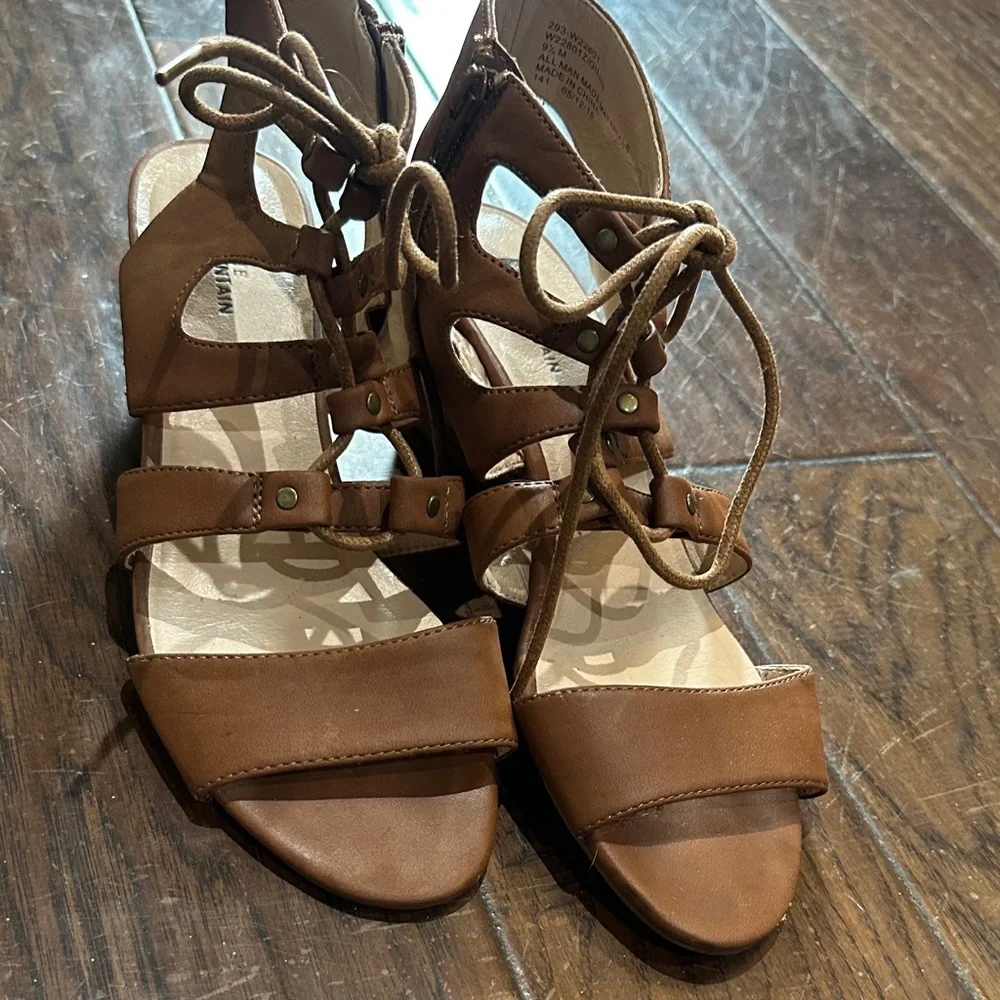 White‎ Mountain Brown Lace-Up Wedges