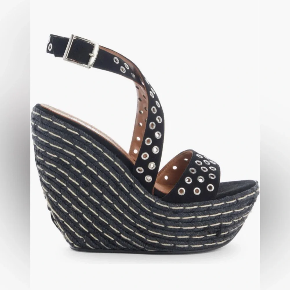 Alaia straps save platform