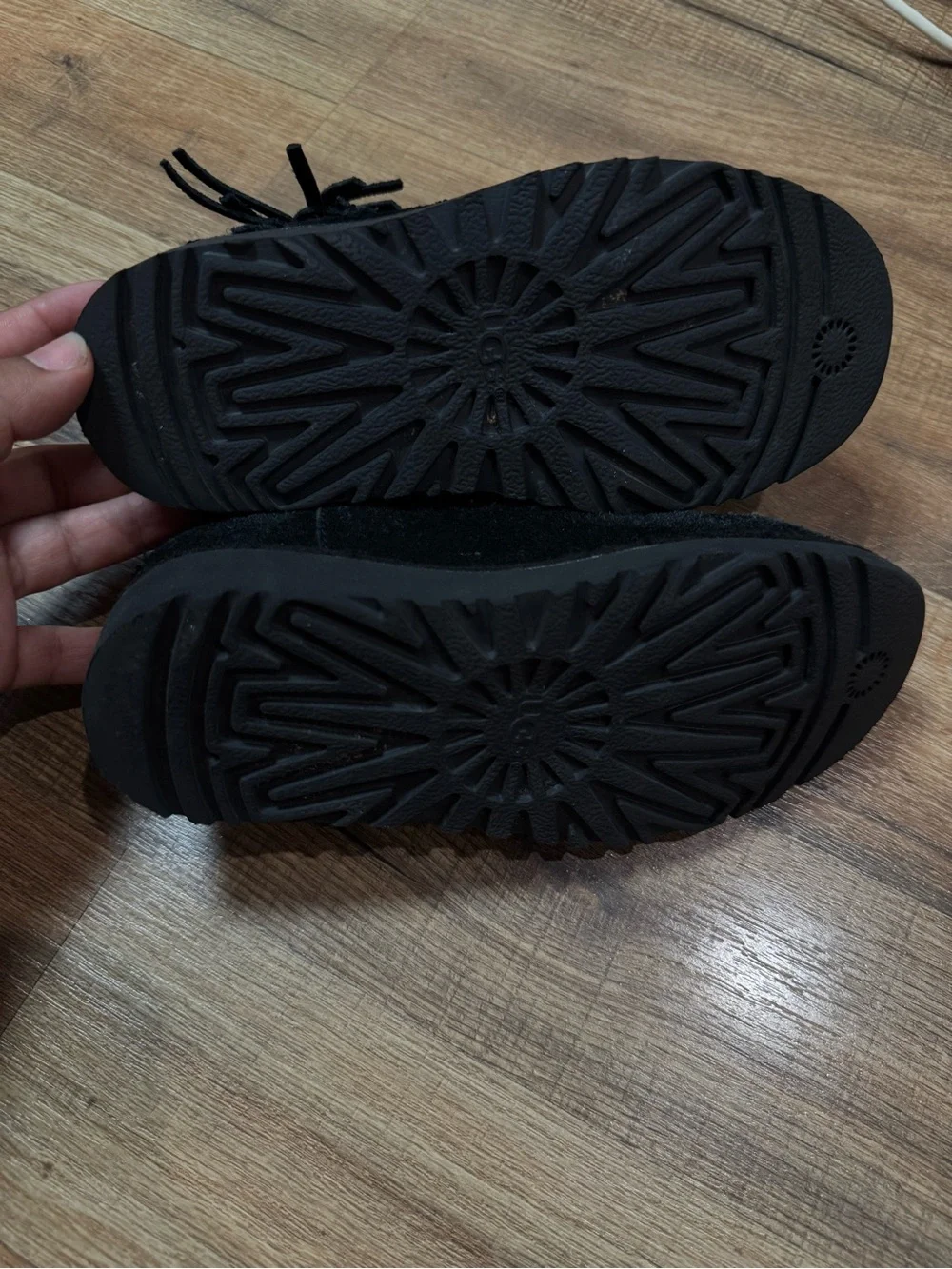 UGG rips side bootie