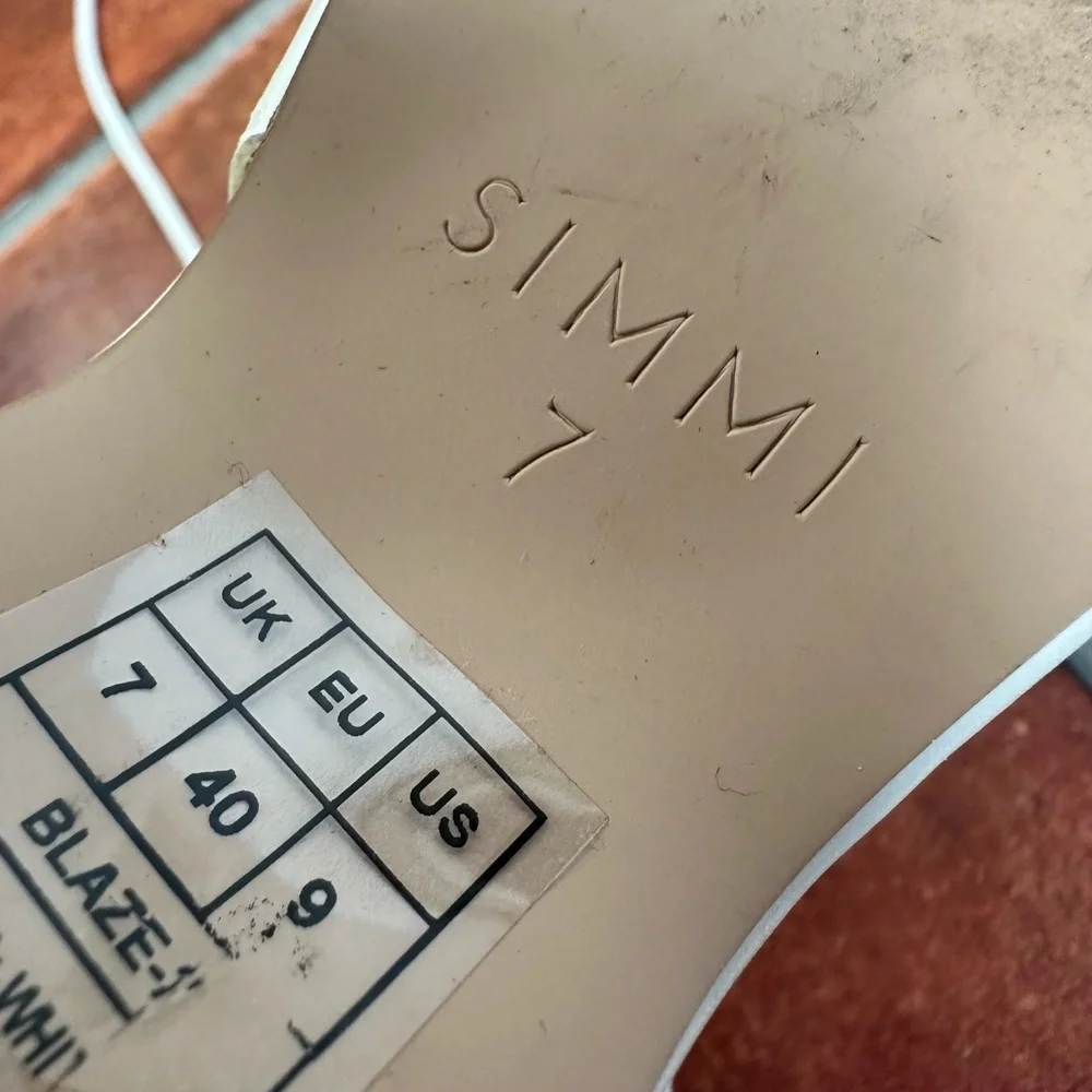N/A simmi white