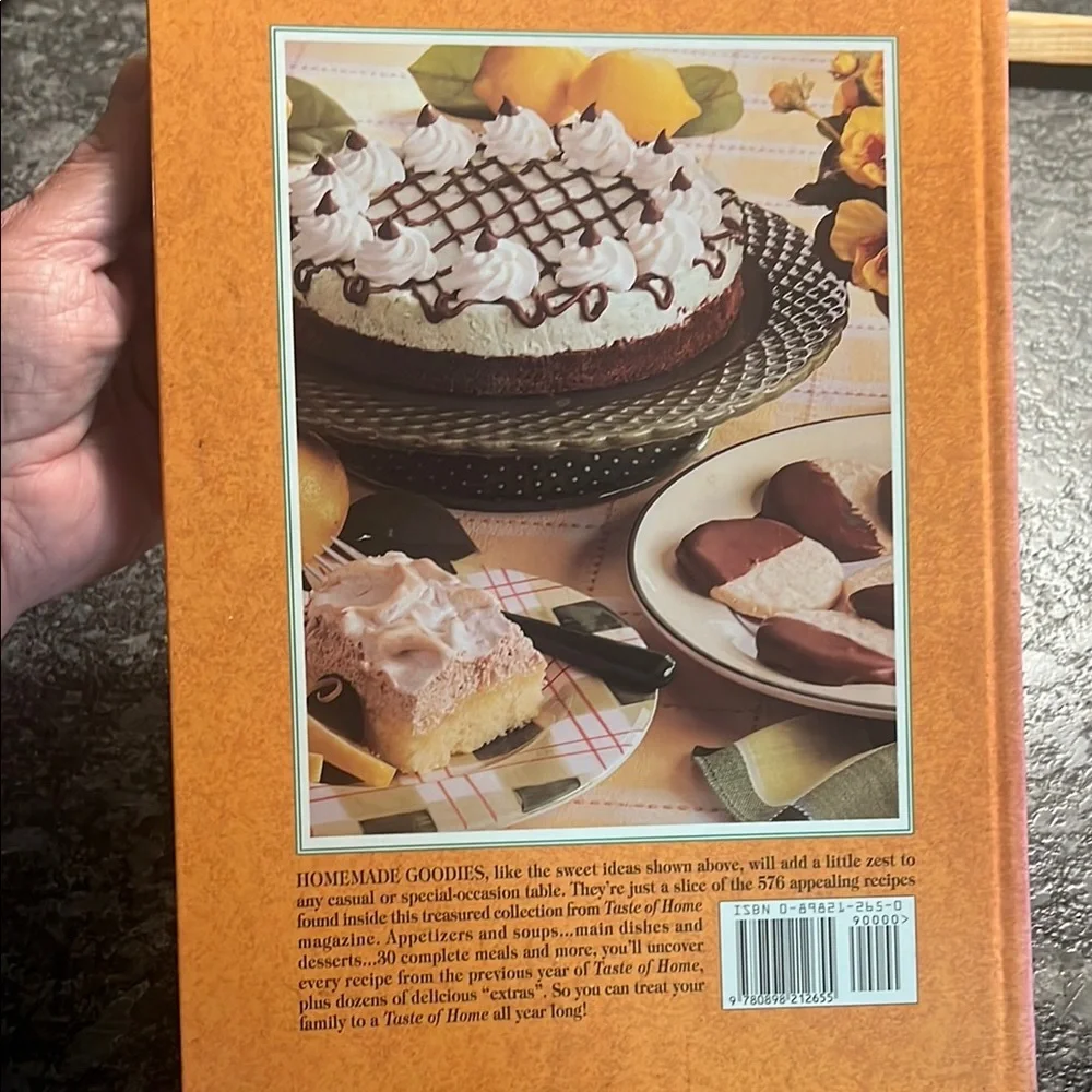 Taste Of Home Annual Recipies  Kitchen Cookbook 2000 Hardcover