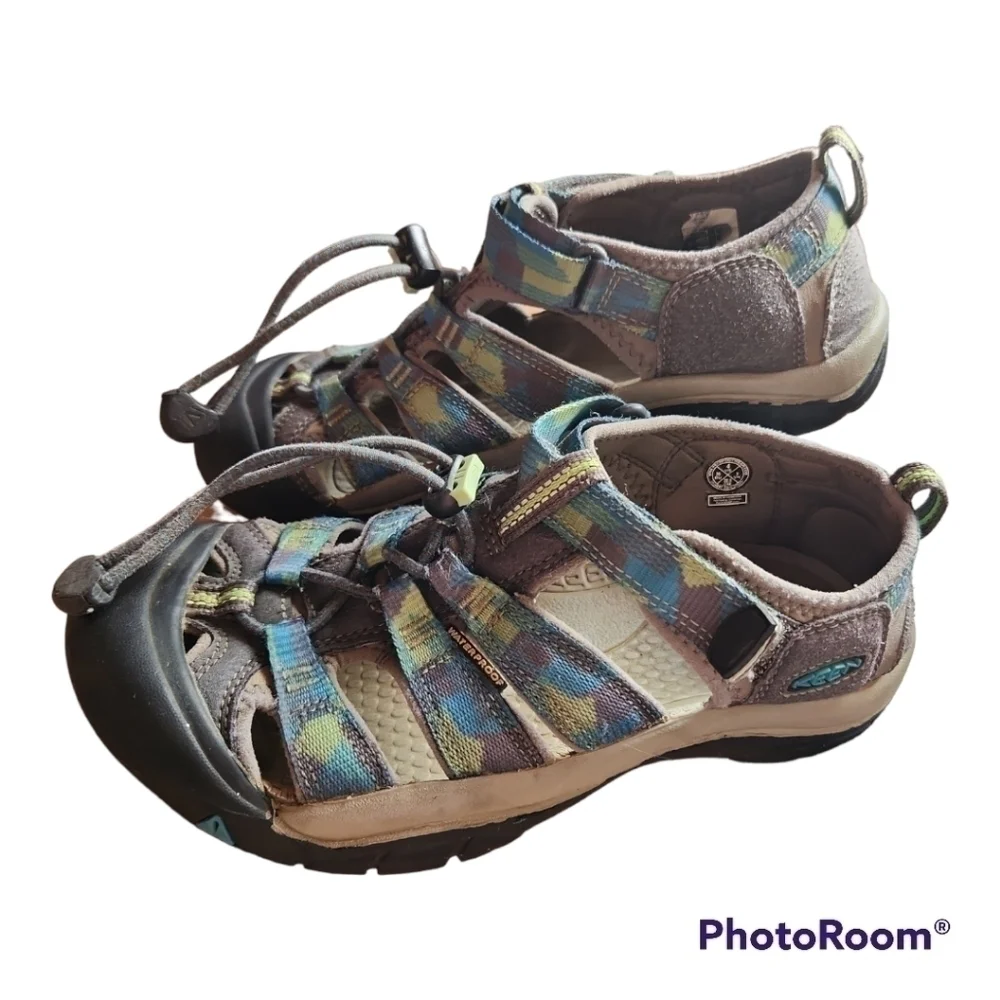 Keen gray women