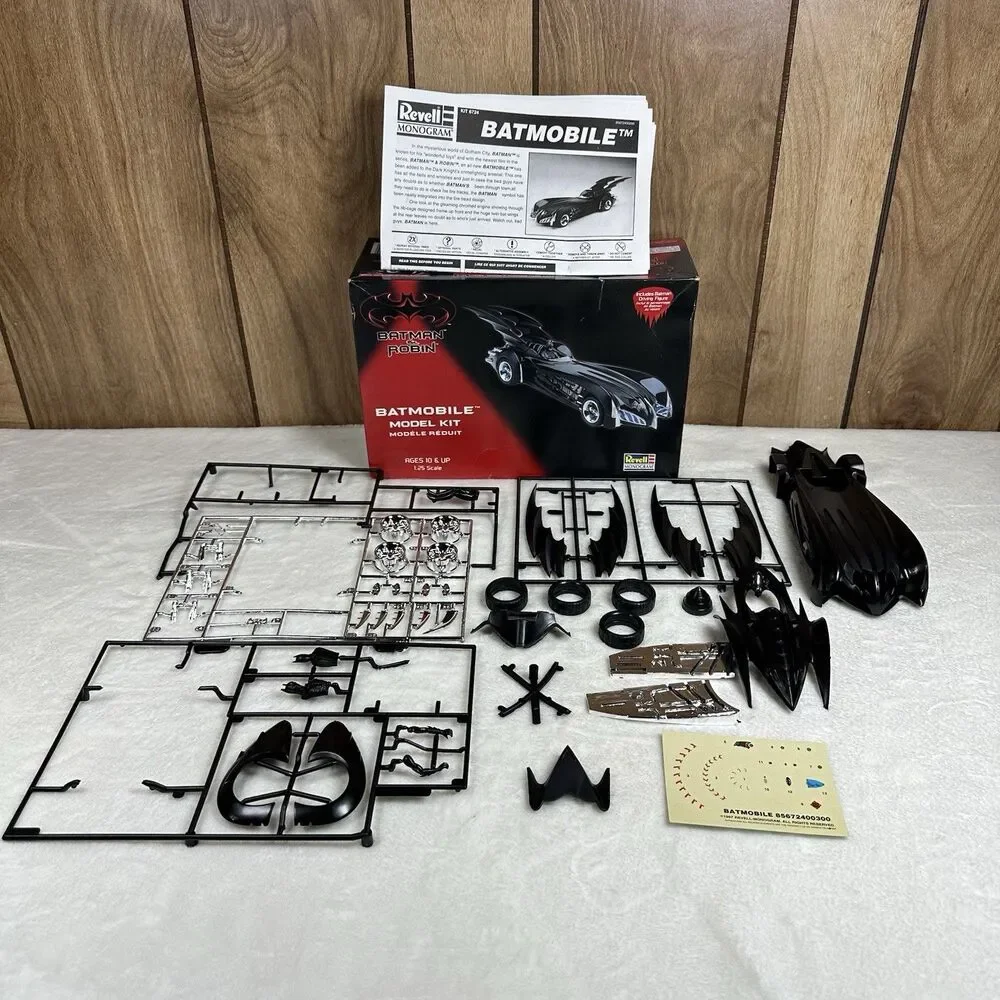 Revell‎ Monogram Batman & Robin Batmobile Model Kit 1:25 Scale 1997 Partial