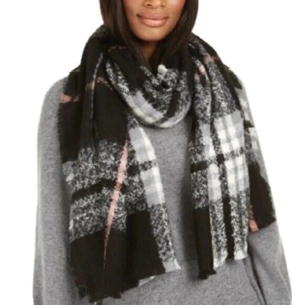 (NWT) Cashmink by V. Fraas Women's Bouclé Black Plaid Wrap Scarf