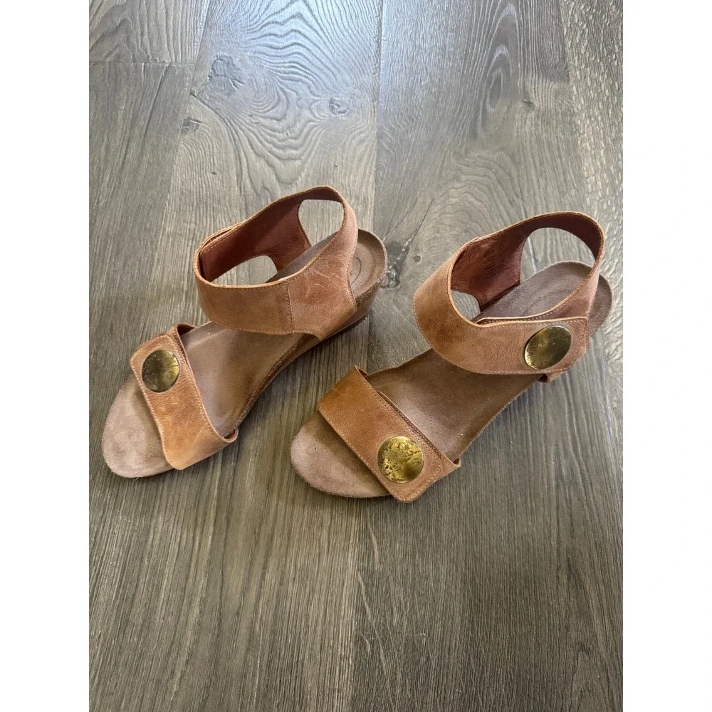 Taos Carousel 2 Wedge Sandal 8-8.5 39 Tan Leather Brass Medallion Excellent