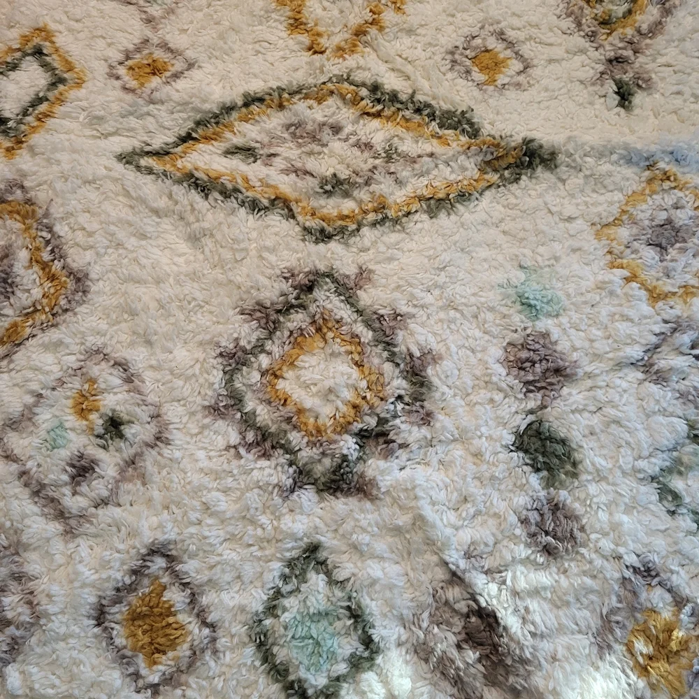 Yuma area Carpet/Rug 48x66 New. Geometric skid resistant