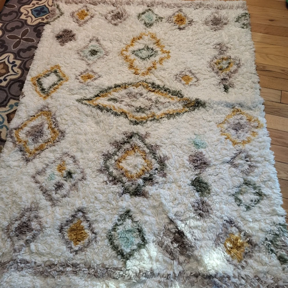 Yuma area Carpet/Rug 48x66 New. Geometric skid resistant