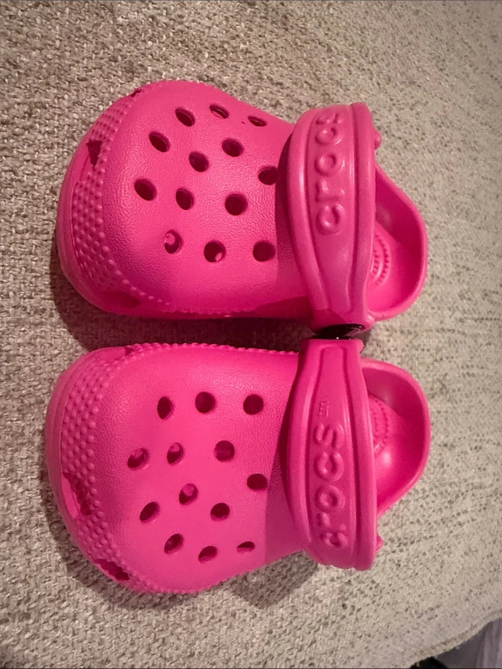 Crocs Baby Classic Clog in Bright Pink size 2/3